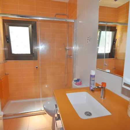 Casa Espaciosa Con Gran Terraza Y Piscina Privada En Zona Tranquila De - Hisp-7-4